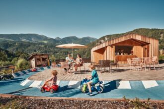 Falkenstein Lido in Alto Adige Val Pusteria, esterno con area giochi