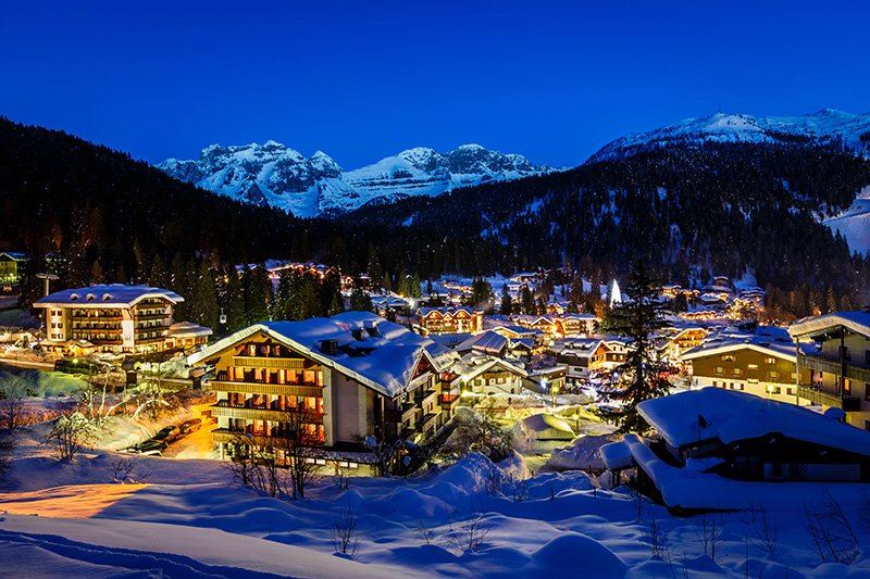 Madonna di Campiglio, notte in inverno con la neve