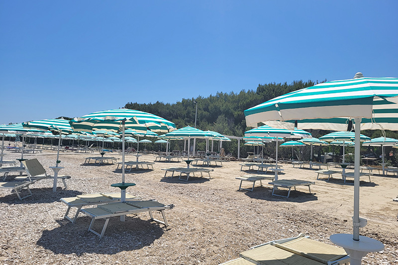 Ombrelloni in spiaggia al Pineto Beach Village