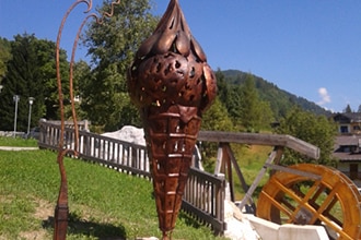 Scultura cono gelato a Peaio