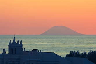 Calabria_tramonto_Stromboli_phDepositphotos