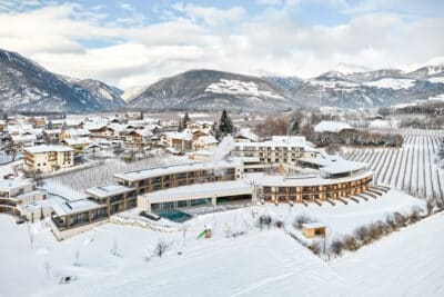 Das Mühlwald Hotel a Naz-Sciaves in Alto Adige per bambini, panoramica esterno struttura innevata, ph Alex Filz
