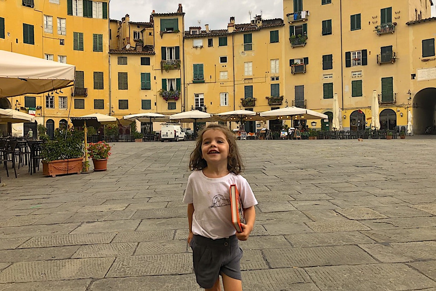 Lucca città di carta con bambini