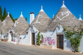 Puglia_trulli_bici_phDepositphotos