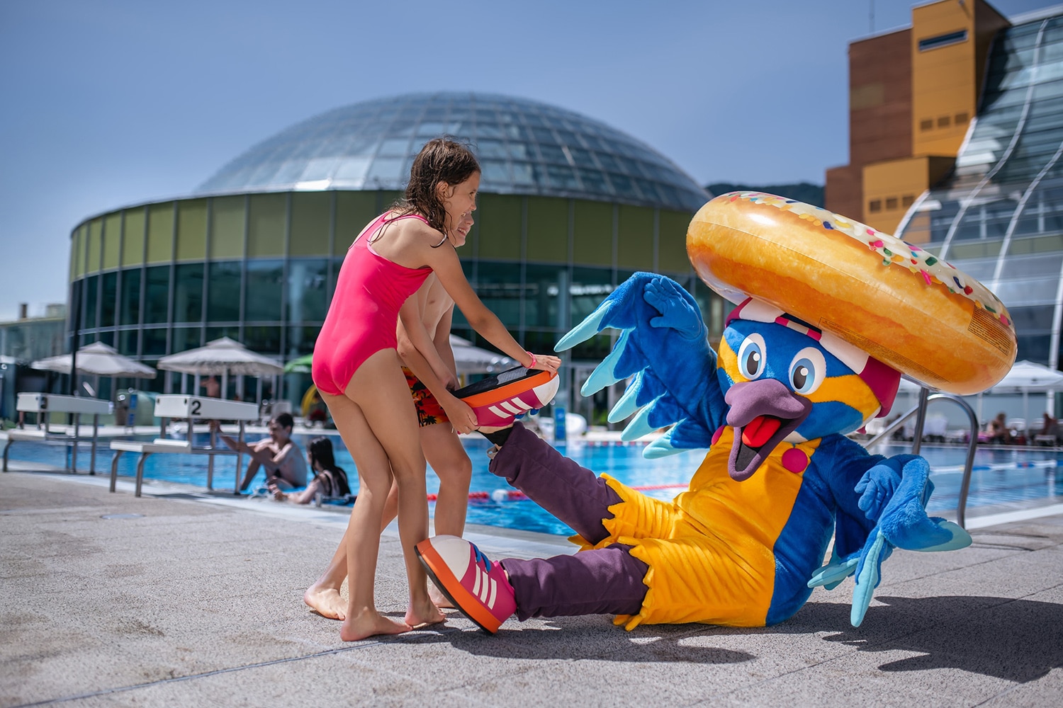Terme di Lasko, piscine esterne e mascotte in estate con i bambini