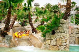 Scivolo al parco acquatico Caribe Bay