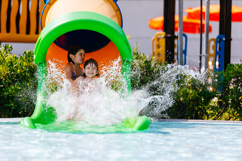 Bambine su uno scivolo ad Acquaworld, il parco acquatico di Concorezzo