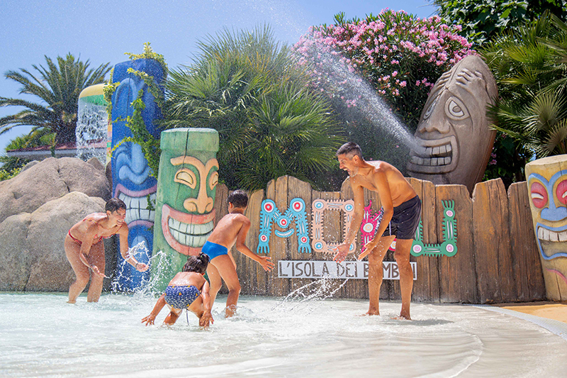 Famiglia che si diverte all'Acqua Village, uno dei due parchi acquatici in Toscana