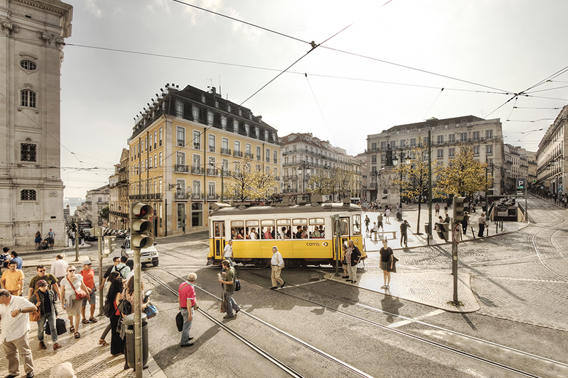 Portogallo con bambini, tram giallo a Lisbona