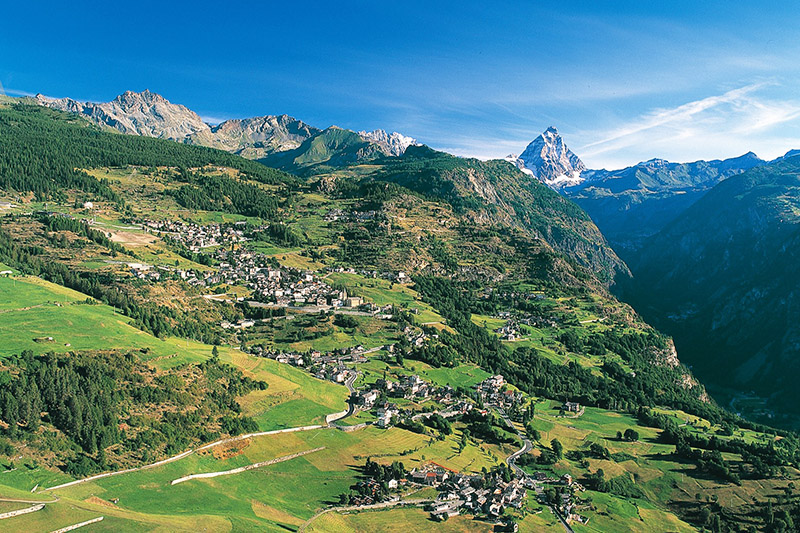 Torgnon con bambni: panoramica in estate con vista Cervino
