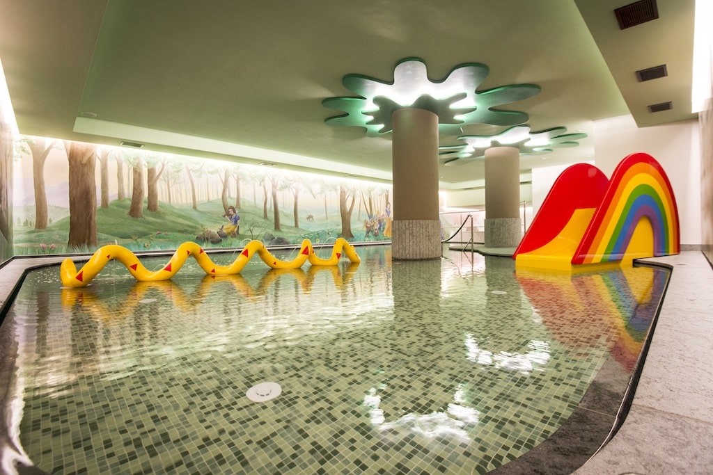 Hotel Biancaneve, Alto Adige, piscina interna a tema con giochi