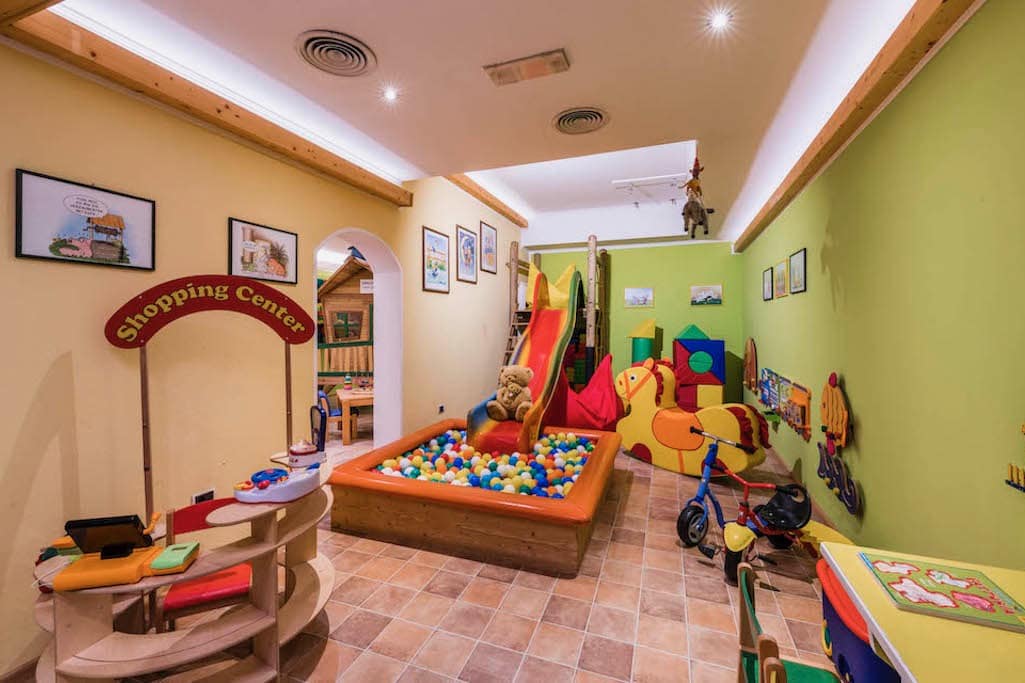 Hotel Cavallino Bianco, San Candido, miniclub con giochi per bambini