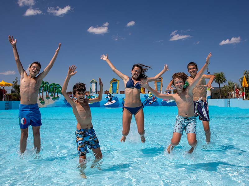 Salti nella piscina del Mirabeach, a Ravenna
