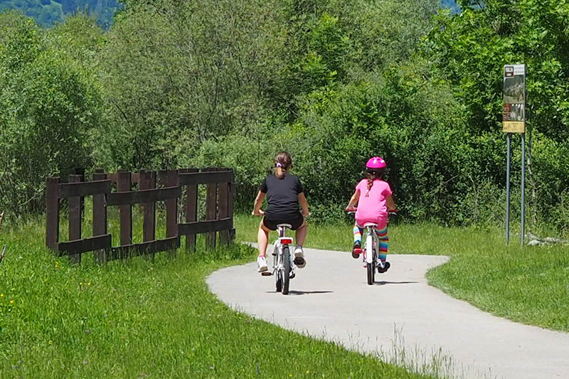 Bambini sulla Ciclabile della Valsassina