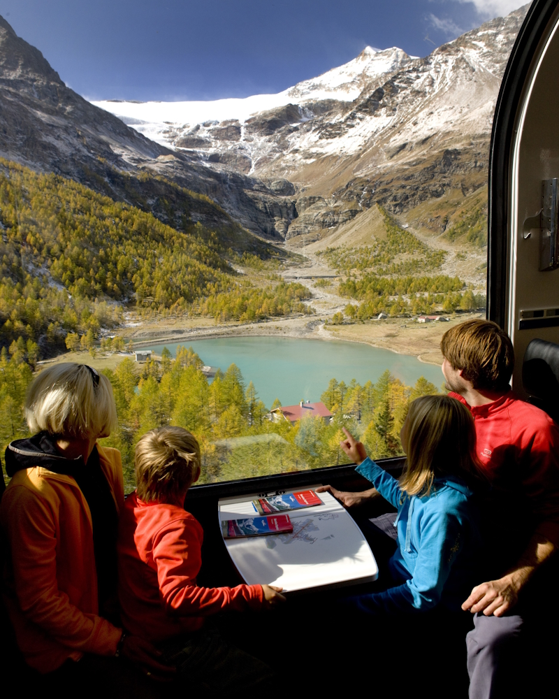 Trenino rosso in giornata in famiglia in estate