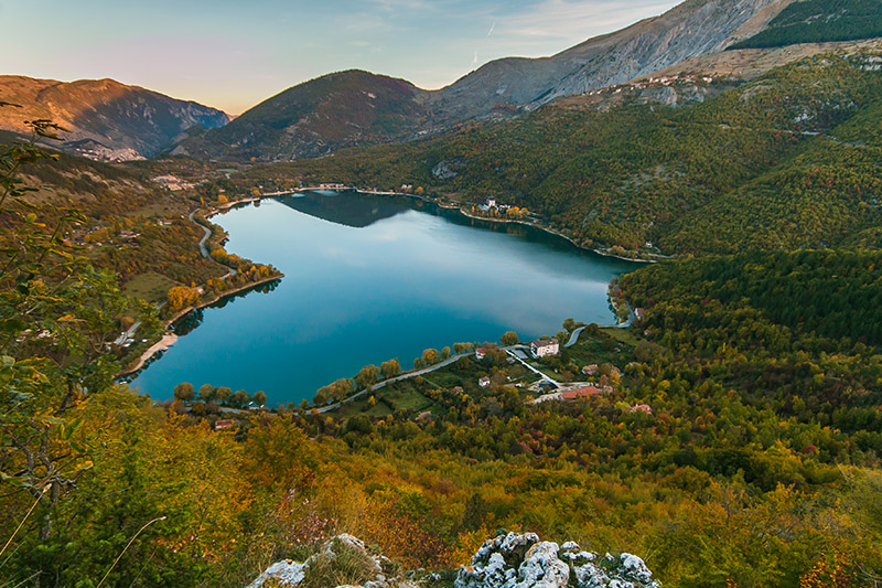 Passeggiare al Lago di Scanno a forma di cuore con i bambini