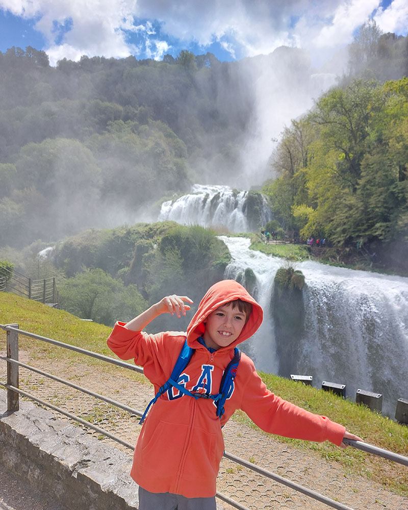 Cascata delle Marmore, belvedere inferiore con i bambini.