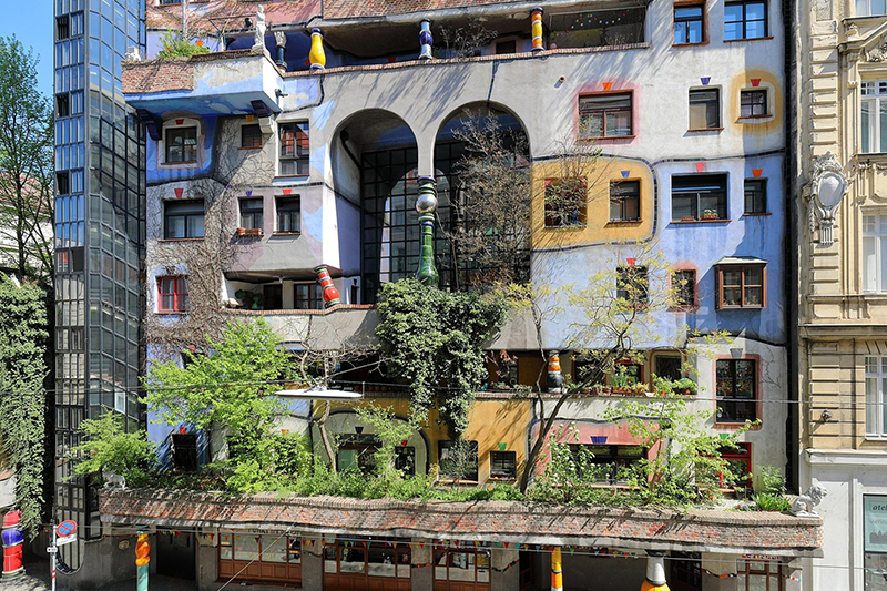 Facciata colorata della Hundertwasserhaus