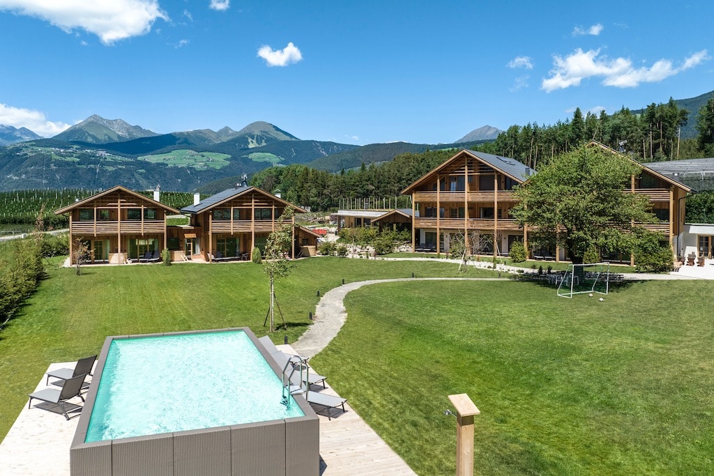 Agriturismo Kesslers Mountain Lodge per famiglie in Valle Isarco, esterno struttura con piscina