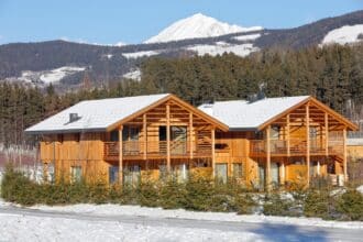 Agriturismo Kesslers Mountain Lodge per famiglie in Valle Isarco, esterno struttura con neve
