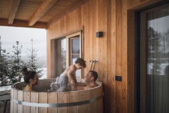Agriturismo Kesslers Mountain Lodge per famiglie in Valle Isarco, esterno vasca calda con famiglia