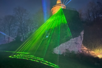 Percorso luminoso nel giardino barocco