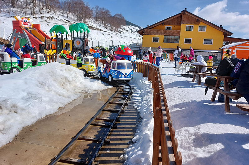 Parco giochi sulla neve a Coppo dell'Orso, Abruzzo © M. Rosellini