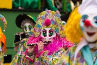 Gruppi tradizionali sfilano al carnevale di Basilea