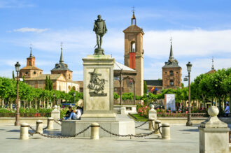 Alcalá de Henares C_de Madrid_Plaza Mayor y monumento a Cervantes (Pl Cervantes_Spanish Tourist Board-Tourspain