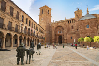 Villanueva de los Infantes (Ciudad Real, Castilla_La Mancha)_Playa Mayor_Spanish Tourist Board-Tourspain