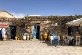 Sicilia_Marzamemi_piazzacentrale_locali_PhGrottoM