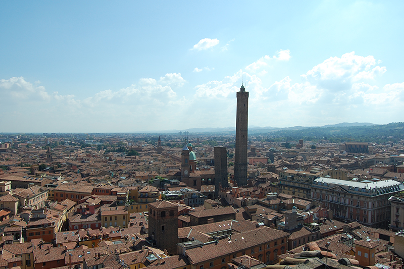 Le due torri di Bologna, Torre Garisenda e Torre degli Asinelli © Bologna Welcome