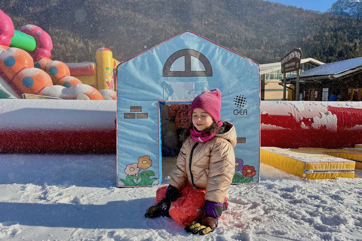 friuli venezia giulia inverno attivita famiglie Fantasy Park e bambina con neve
