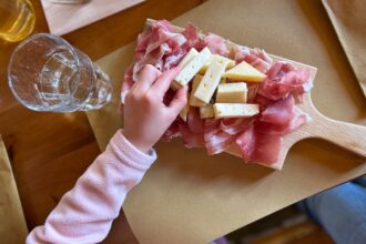 friuli venezia giulia inverno attivita famiglie tagliere di affettati e formaggi