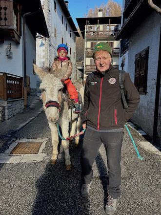 friuli venezia giulia inverno attivita famiglie passeggiata con asino Biagio e Pierino Picco a Forni di Sopra