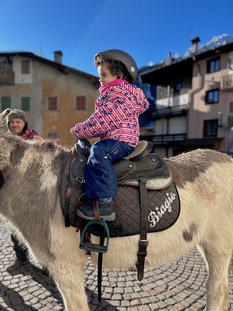 friuli venezia giulia inverno attivita famiglie passeggiata con asino Biagio per le vie di Forni di Sopra