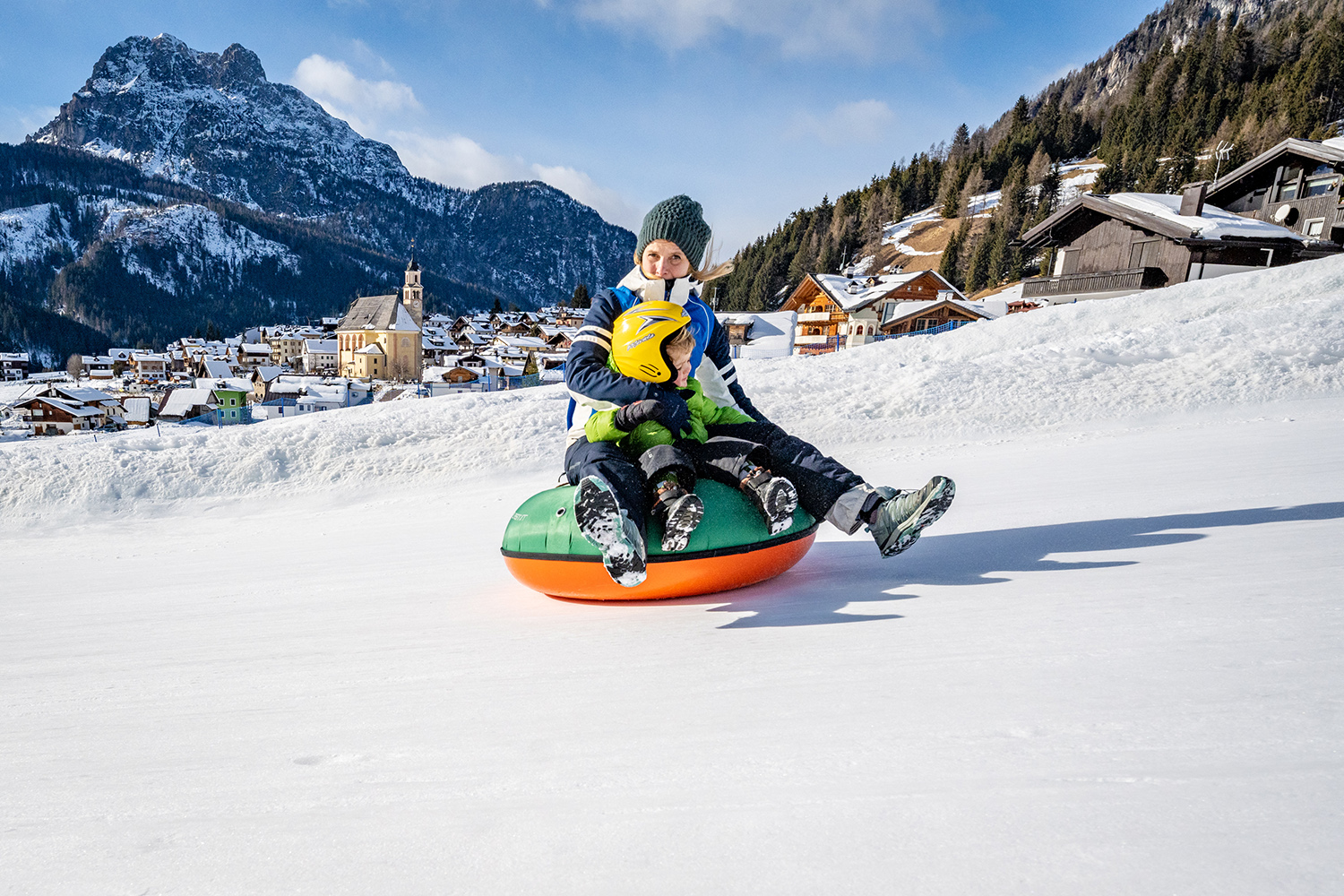 Nevelandia con sfondo del borgo di Sappada