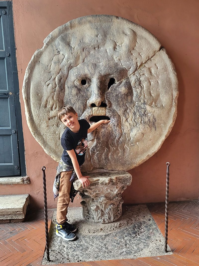 Roma, Bocca della Verità con bambini