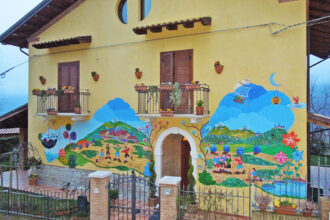 Murales nel borgo di Azzinano
