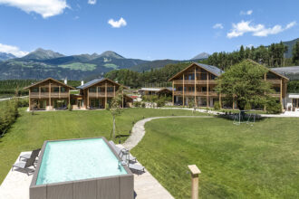 Vacanza al Kessler’s Mountain Lodge, il giardino in estate
