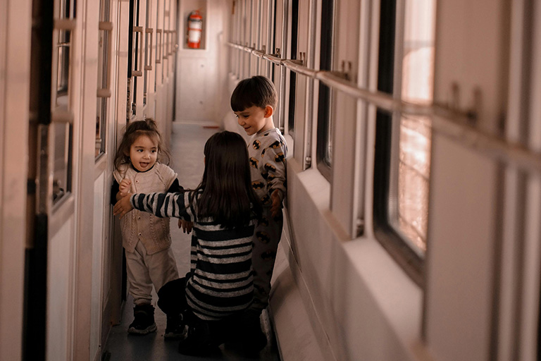 Bambini che viaggiano in treno