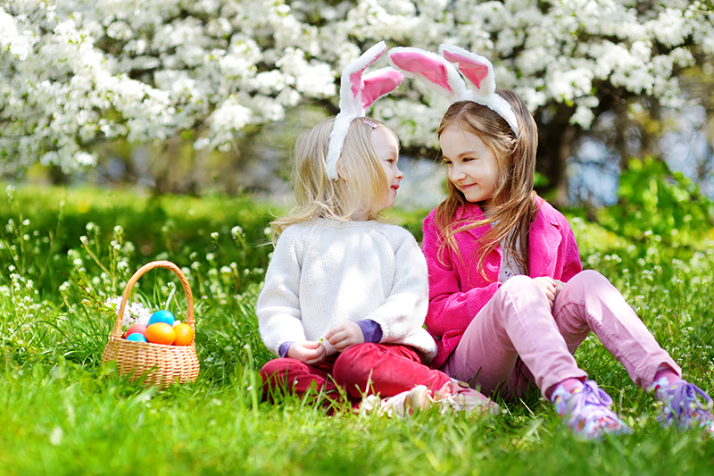 Caccia alle uova di Pasqua con bambini in Lombardia