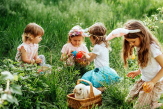 Caccia alle uova di Pasqua con i bambini in Italia