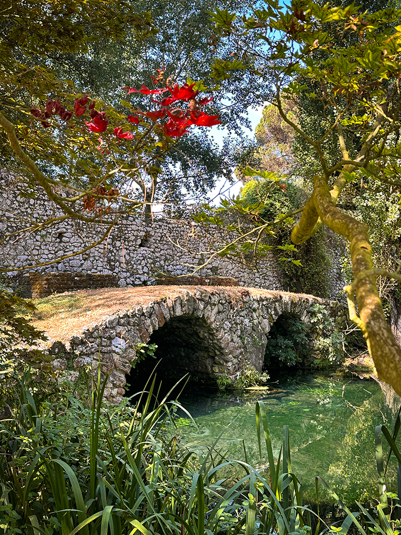 Giardino di Ninfa, ponte a due luci sul fiume Ninfa. Foto Umbi Meschini, archivio Fondazione Roffredo Caetani