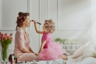 istock Foto bimba e mamma che si truccano ph Choreograph