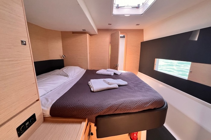 Catamarani MYCharter, la cabina matrimoniale con bagno privato, barca Dufour 48 Sualzo