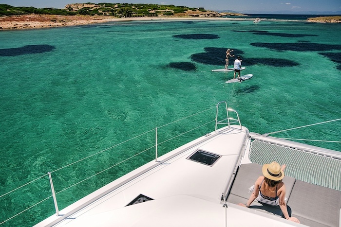 Attività di SUP durante la vacanza in catamarano MYCharter