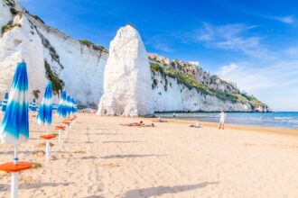 Vieste: spiaggia di Scialara con la roccia Pizzomunno