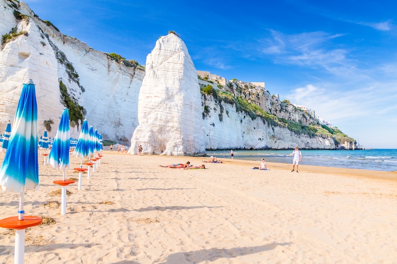 Vieste: spiaggia di Scialara con la roccia Pizzomunno