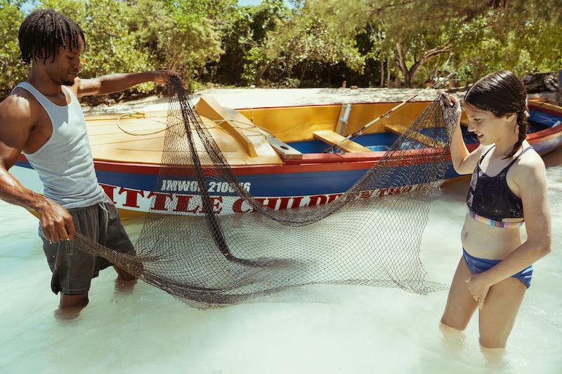 Giamaica_OchoRios_Fisherman_and_Girl_Fishing_Net_phVisitJamaica